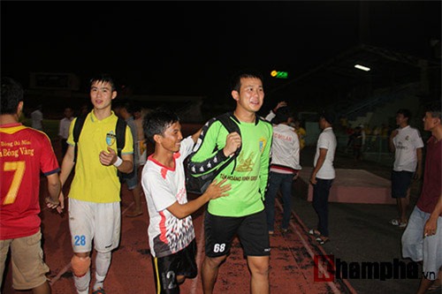 Hot girl xuống sân chúc mừng Á quân V-League - 12