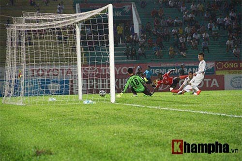 Hot girl xuống sân chúc mừng Á quân V-League - 4