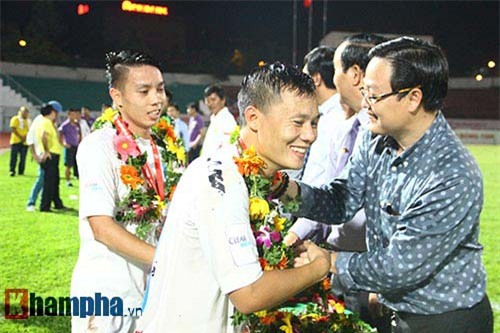 Hot girl xuống sân chúc mừng Á quân V-League - 7