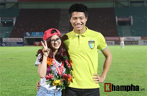 Hot girl xuống sân chúc mừng Á quân V-League - 9