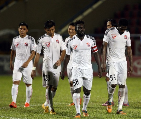 Các cầu thủ Đồng Nai sau thất bại 1-4 trên sân Cẩm Phả tối 20-9Ảnh: Hải Anh