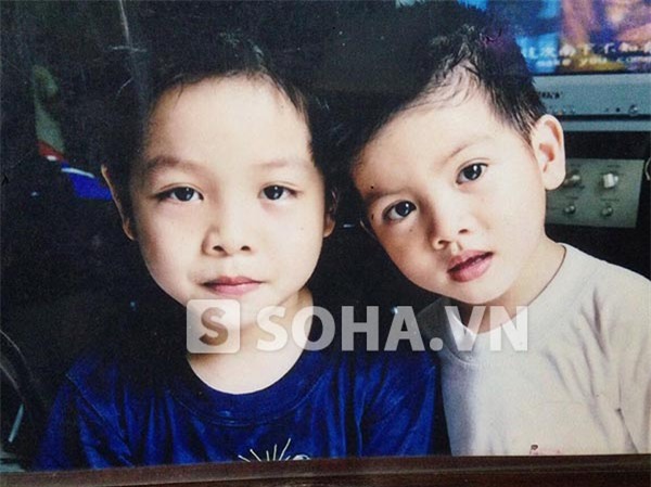 Từ nhỏ cho đến lớn Đức Phúc (áo xanh tím than bên trái) là người rất ngoan ngoãn, chủ động trong việc học tập.