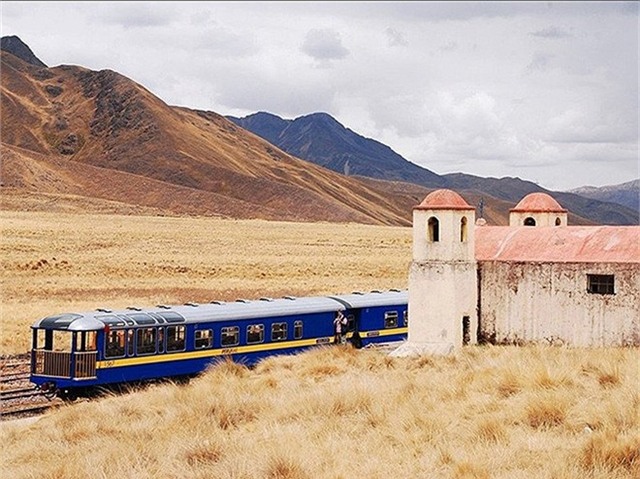 Andean Explorer ở Peru: Chuyến tàu đưa du khách khám phá vùng cao nguyên của nước này. Những cánh cửa sổ giúp nhìn toàn cảnh và cả khung cửa trên mái để ngắm bầu trời rất đẹp.