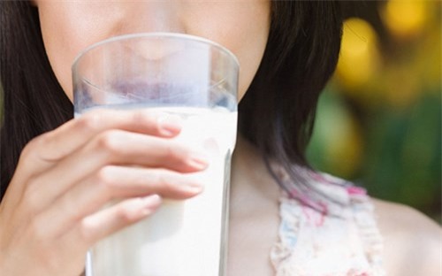 Uống 3 ly sữa mỗi ngày có thể khiến phụ nữ chết sớm - ảnh 1