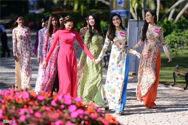 Người đẹp Hoa hậu HVVN diện áo dài trong nắng Đà Lạt