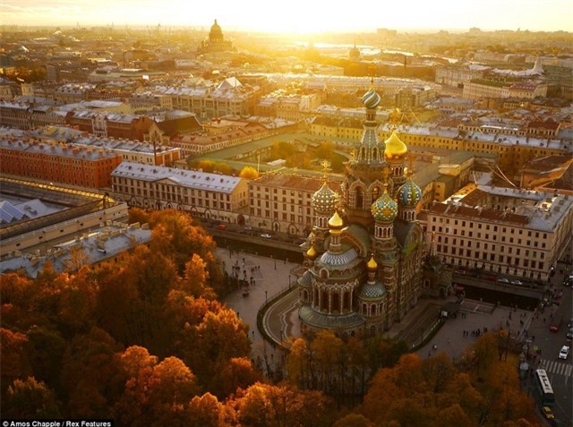 Toàn cảnh khu vực nhà thờ Savior on the Spilled Blood nhìn từ trên cao. Xung quanh cây cối đã phủ màu đỏ ối.