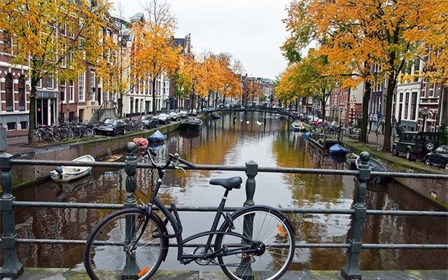 Thủ đô Amsterdam lãng mạn và quyến rũ khi thu về.
