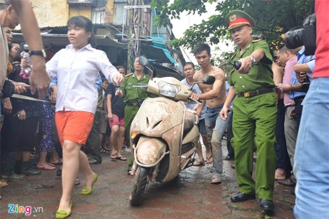 Sập nhà ở Hà Nội, nhiều người mắc kẹt bên trong