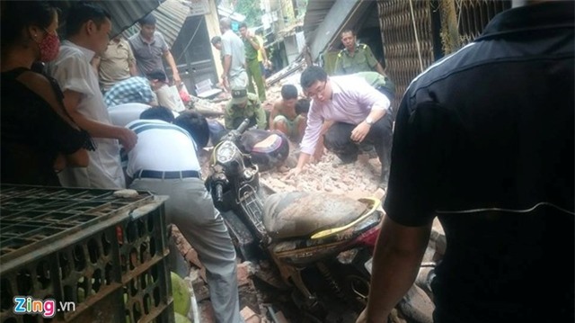 Sập nhà ở Hà Nội, nhiều người mắc kẹt bên trong