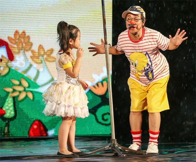 Kỳ Duyên tặng quà trẻ em trong show của Xuân Bắc, Minh Vượng