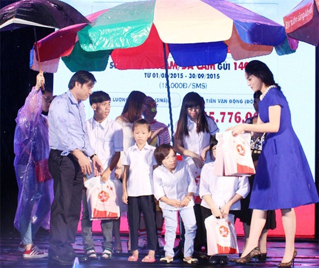 Kỳ Duyên tặng quà trẻ em trong show của Xuân Bắc, Minh Vượng
