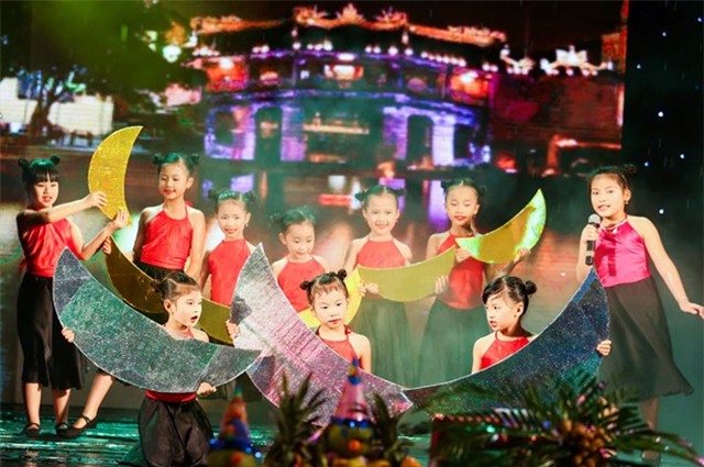 Kỳ Duyên tặng quà trẻ em trong show của Xuân Bắc, Minh Vượng