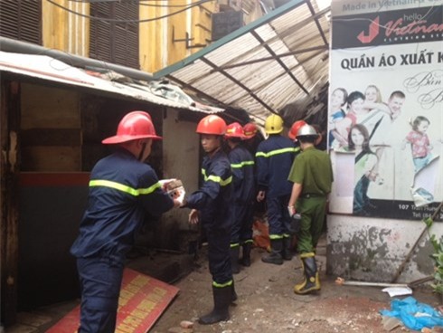 truc tiep: sap nha co tren pho tran hung dao, nhieu nguoi bi thuong hinh 1