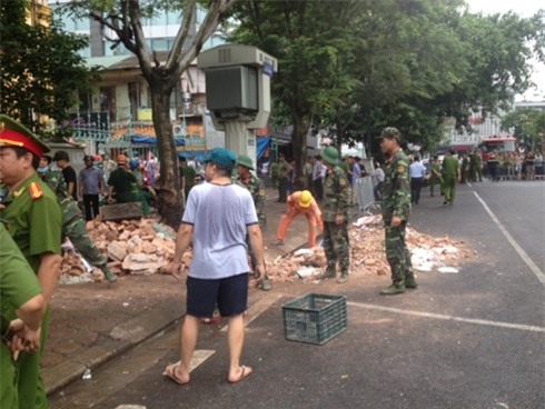 truc tiep: sap nha co tren pho tran hung dao, nhieu nguoi bi thuong hinh 2