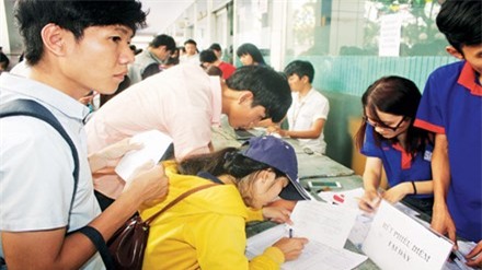 Thí sinh vẫn tiếp tục điệp khúc rút nộp hồ sơ. Ảnh: Nguyễn Dũng.