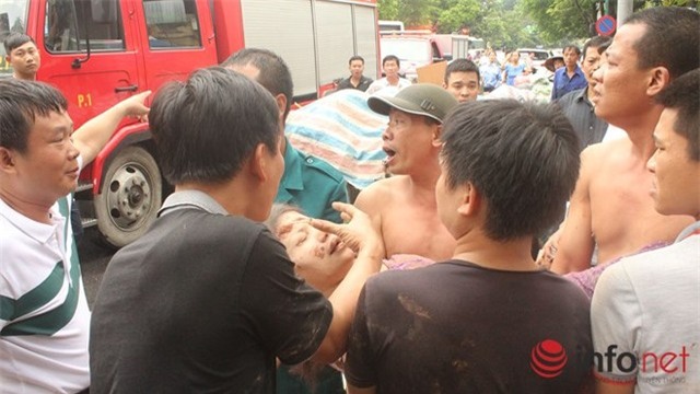 Một số nạn nhân của vụ sập nhà đã được chuyển đi cấp cứu. Vẫn chưa có thông tin chính xác về bao nhiêu người gặp nạn. Ảnh: Infonet