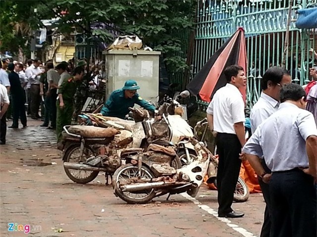 Xe máy được lôi ra từ đống đổ nát. Ảnh:&nbsp;Mạnh Thắng/Zing.vn