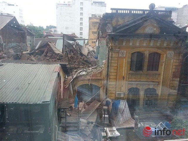 Một số nạn nhân của vụ sập nhà đã được chuyển đi cấp cứu. Vẫn chưa có thông tin chính xác về bao nhiêu người gặp nạn. Ảnh: Infonet