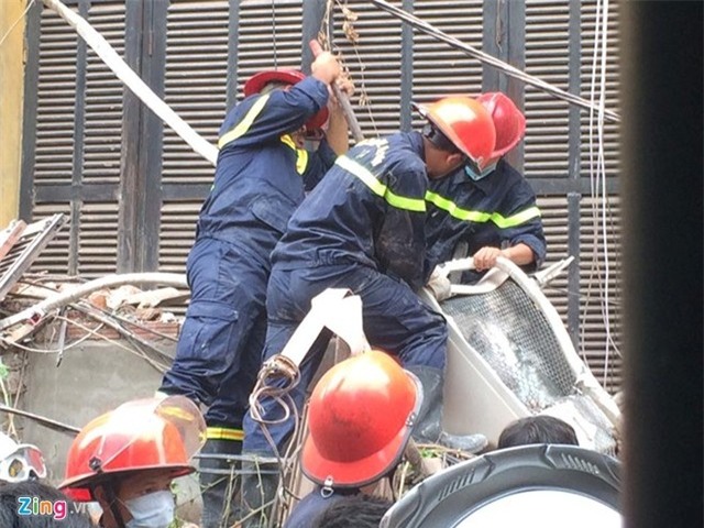 Lực lượng cứu hộ chuyên nghiệp phòng cảnh sát PCCC số 8 đang bới gạch đá để tiến sâu vào khu nhà sập.&nbsp;Ảnh: Hoàng Anh/Zing.vn