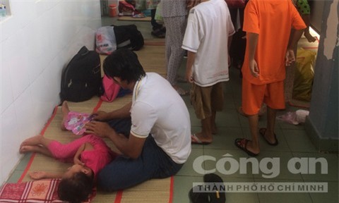 Khoa sốt xuất huyết Bệnh viện Nhi đồng 1 TP HCM đã quá tải trong 2 tháng gần đây, bệnh nhi phải nằm tràn ra hành lang.