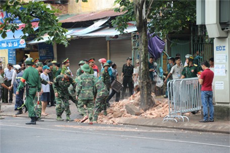 Khẩn trương giải phóng đống đổ nát để tìm kiếm nạn nhân.