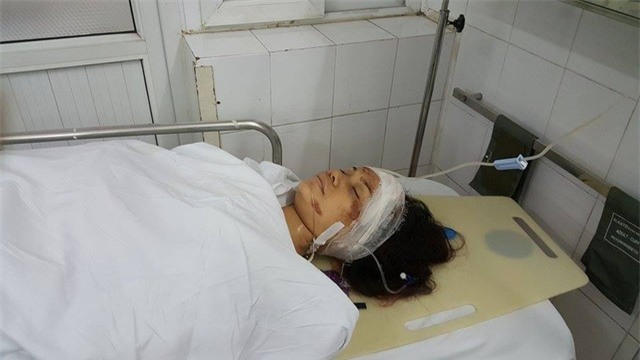 Nạn nhân Hằng chịu nhiều chấn thương và hiện rất hoang mang chưa biết tình hình chồng mình thế nào. (Ảnh: Hồng Hải)