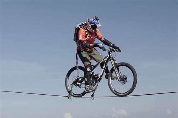 Nín thở cùng anh chàng đi xe đạp trên dây ở độ cao 2700m - Ảnh 1