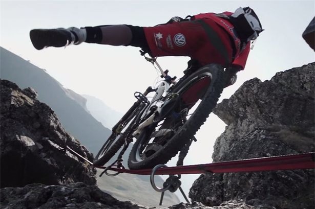Nín thở cùng anh chàng đi xe đạp trên dây ở độ cao 2700m - Ảnh 2