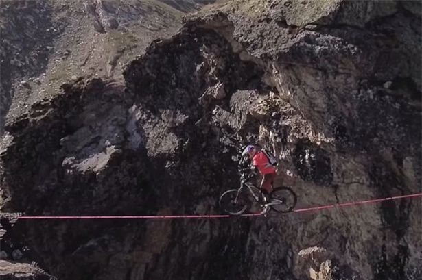 Nín thở cùng anh chàng đi xe đạp trên dây ở độ cao 2700m - Ảnh 4