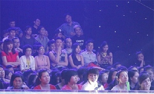 
Lưu Thiên Hương mặc váy đỏ ngồi ở hàng ghế khách mời. Cô cũng bị hiểu lầm là fan của Mỹ Tâm trong đám đông im lặng.
