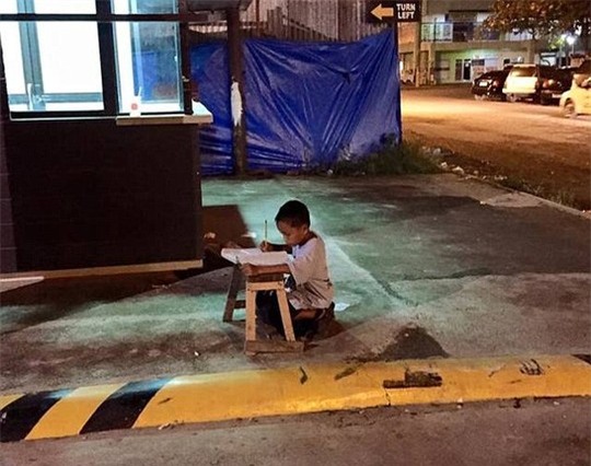 Daniel Cabrera tận dụng ánh đèn từ cửa hàng McDonald ở gần đó để làm bài tập. Ảnh: Daily Mail