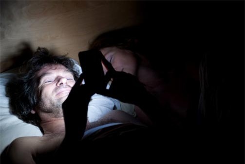 smartphone, ánh sáng xanh, cà phê, hại giấc ngủ