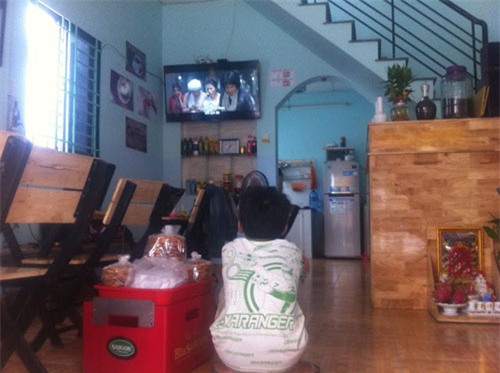 Cậu bé 11 tuổi đi bộ bán bánh để hai em được đến trường - 1