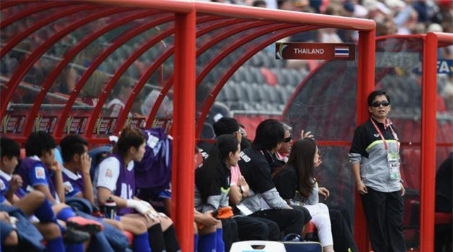 HLV Nuengruethai Sathongwien (đứng dựa cột) đã tuyên bố từ chức.