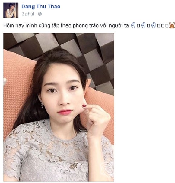 Thu Thảo tự véo má chụp hình 2