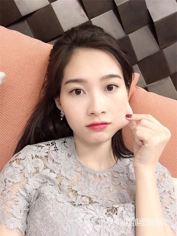 Thu Thảo tự véo má chụp hình 0