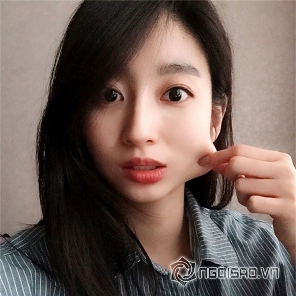 Thu Thảo tự véo má chụp hình 3