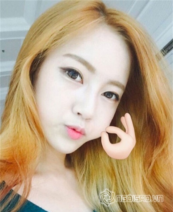 Thu Thảo tự véo má chụp hình 6