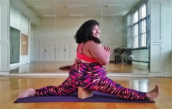 Những động tác yoga dẻo dai đến kinh ngạc của cô gái có thân hình ngoại cỡ