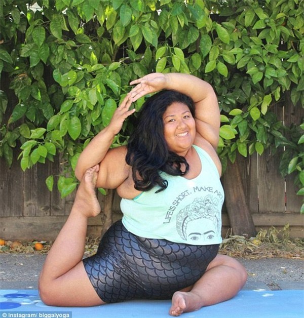Những động tác yoga dẻo dai đến kinh ngạc của cô gái có thân hình ngoại cỡ