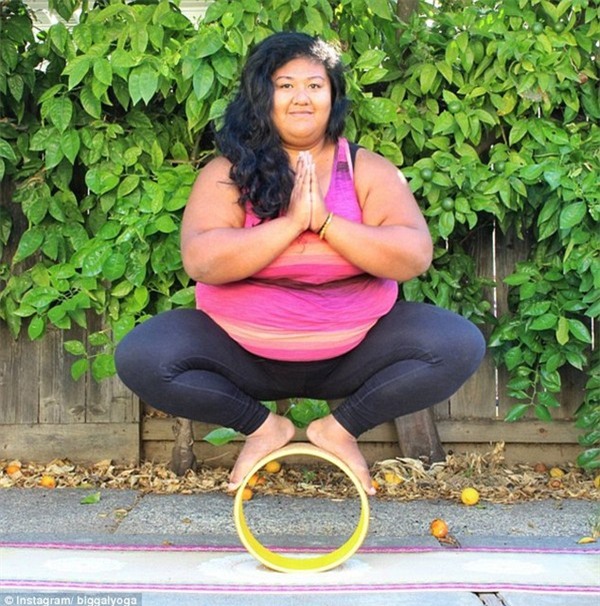 Những động tác yoga dẻo dai đến kinh ngạc của cô gái có thân hình ngoại cỡ