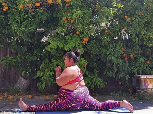 Những động tác yoga dẻo dai đến kinh ngạc của cô gái có thân hình ngoại cỡ