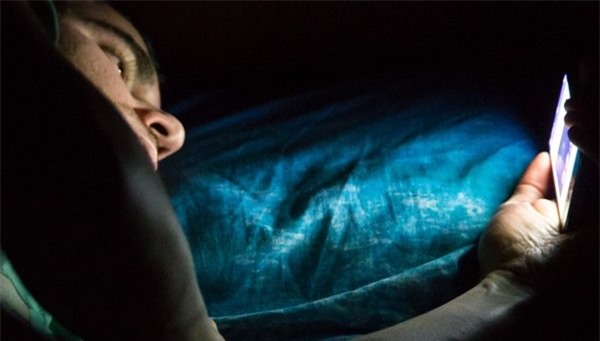 ánh sáng xanh, màn hình smartphone, điện thoại, smartphone, ban đêm, nguy hại, sức khỏe, não