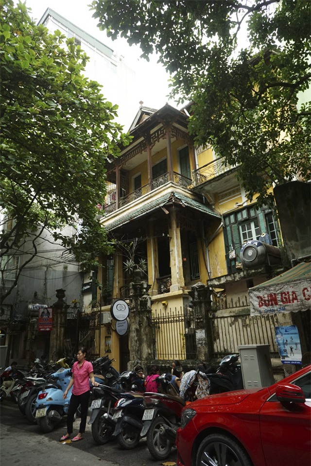 Căn biệt thự rất đẹp ở số 8 phố Chân Cầm (quận Hoàn Kiếm) còn khá nguyên vẹn và chắc chắn, được xây dựng năm 1931. Đây là ngôi nhà của một chủ sở hữu, nhưng hiện tại cũng được chia cho các thành viên trong gia đình.