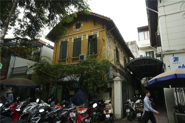 Ngôi biệt thự cổ 2 tầng cũng rất rộng tại 70 phố Ngô Quyền (quận Hoàn Kiếm) có vẻ bề ngoài cổ kính khá đẹp.
