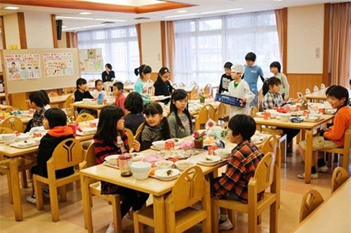 Loạt ảnh thực tế về bữa trưa tại trường tiểu học ở Nhật - 10