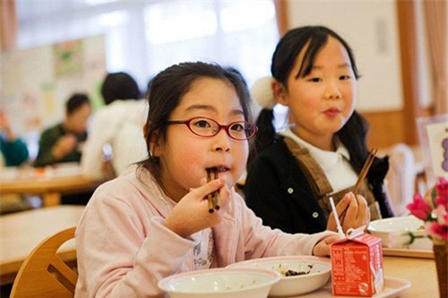 Loạt ảnh thực tế về bữa trưa tại trường tiểu học ở Nhật - 11