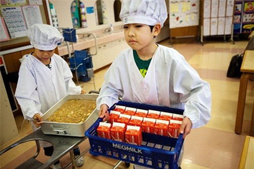 Loạt ảnh thực tế về bữa trưa tại trường tiểu học ở Nhật - 2
