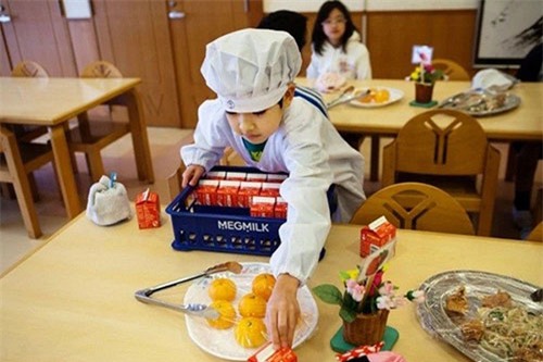 Loạt ảnh thực tế về bữa trưa tại trường tiểu học ở Nhật - 4