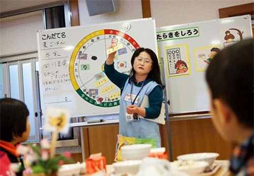 Loạt ảnh thực tế về bữa trưa tại trường tiểu học ở Nhật - 6
